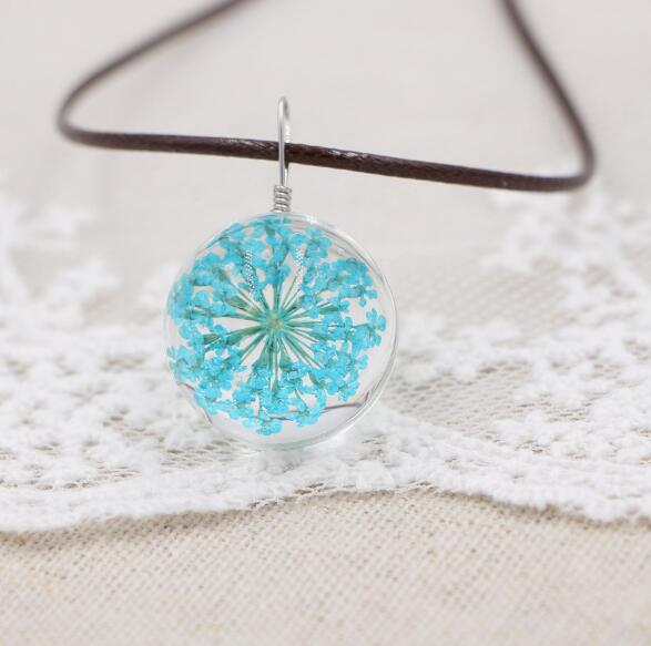 Petal Orb – Handgefertigte Boho-Glückskette mit echten Blüten