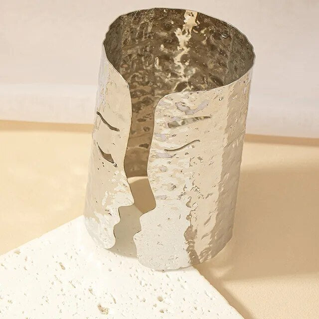 Boho-Punk Hammered Cuff – Statement für starke Styles