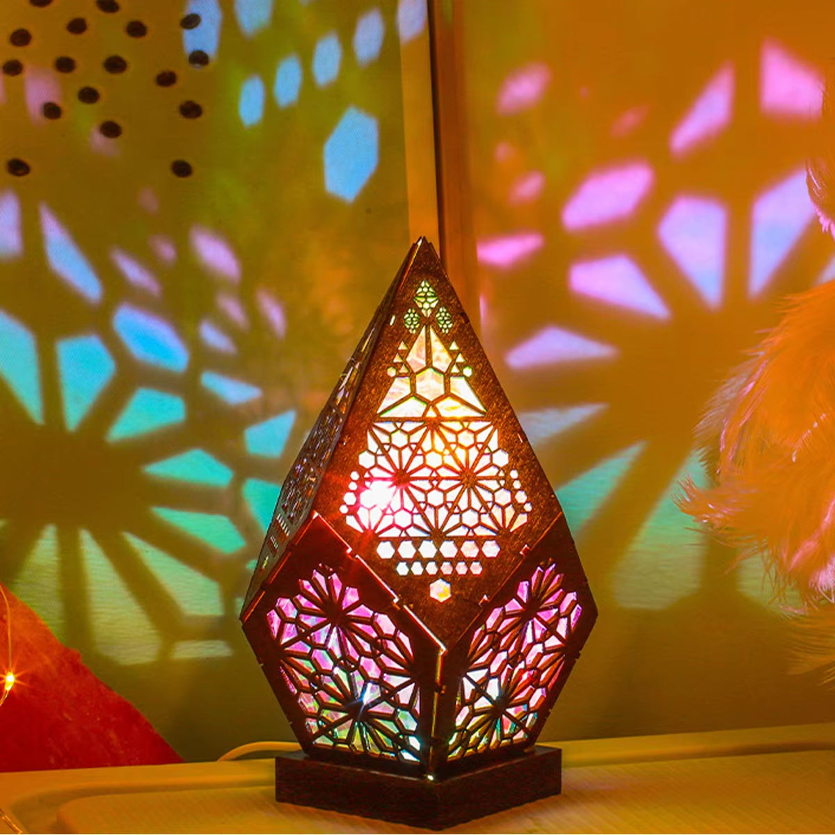 Holz Boho Stehlampe mit USB und Geometrischen Bunten Lichtern – Vintage LED Diamant 3D Projektion