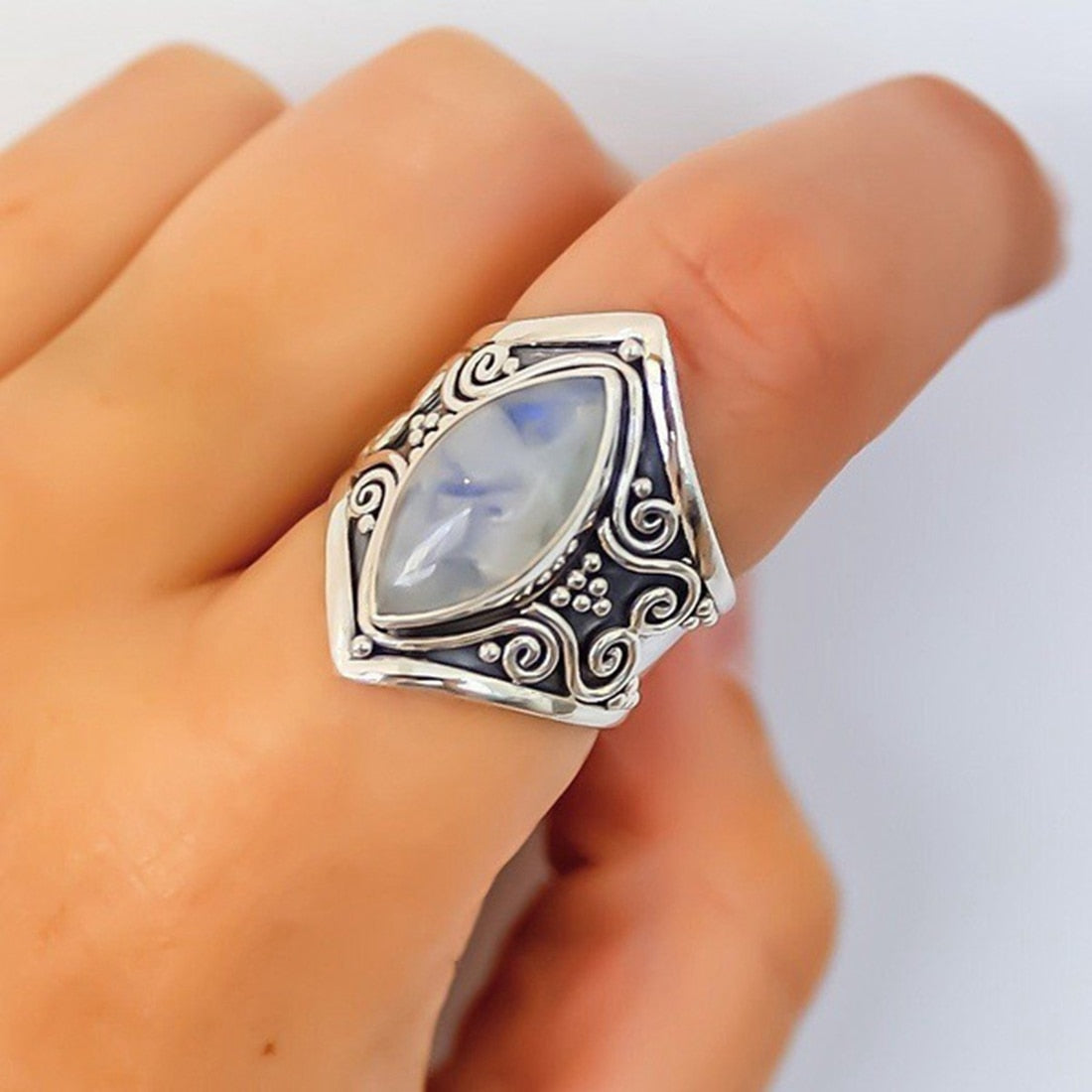 Lunar Glow – Vintage Statement-Ring mit Halbedelstein
