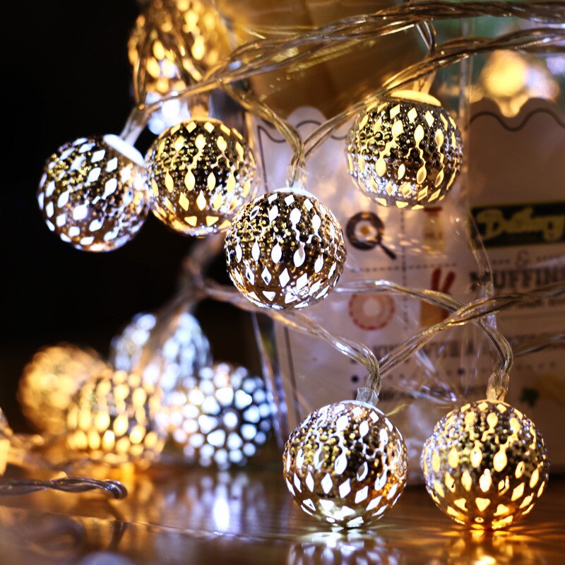 Metallic Muse: Filigrane Metallgeflecht-Lichterkette für goldenen Boho-Glanz