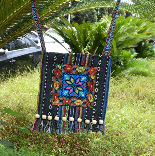 Tribal Spirit – Bestickte Boho-Schultertasche mit Fransen