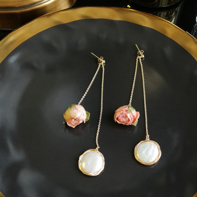Pearl Vine – Barockperlen-Ohrhänger mit echten Rosenknospen