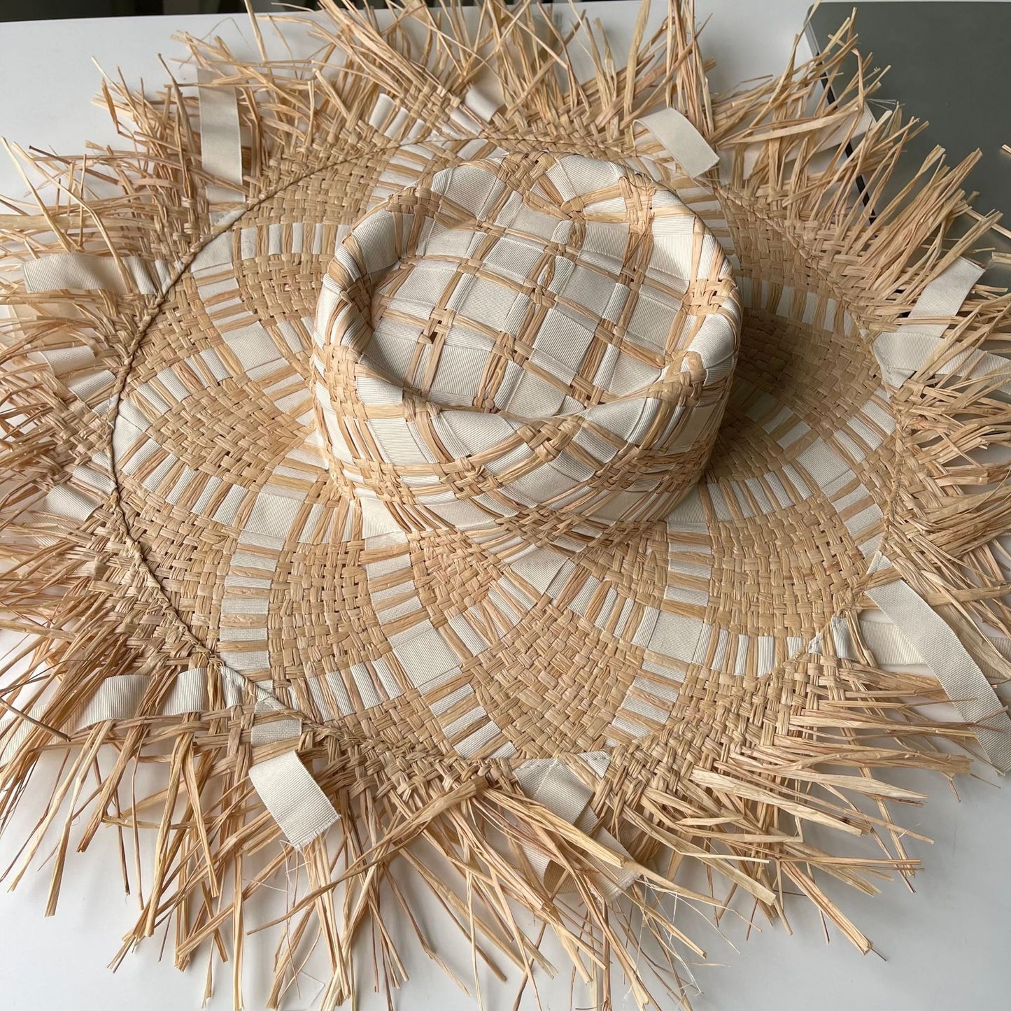 Oversized Boho Strohhut "Wild Sun" – Handgefertigter XL-Sonnenhut mit Fransen & flacher Krone (Größe M)