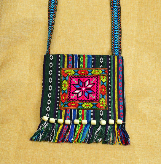 Tribal Spirit – Bestickte Boho-Schultertasche mit Fransen
