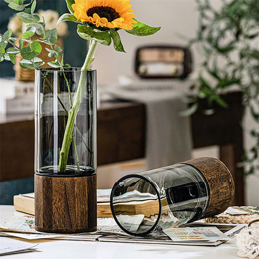 Cedar Glow – Moderne Glasvase auf Holzbasis