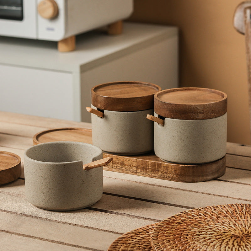 Earth & Wood Spirit: Japanisch inspiriertes Keramik-Gewürzset mit Bambus-Details