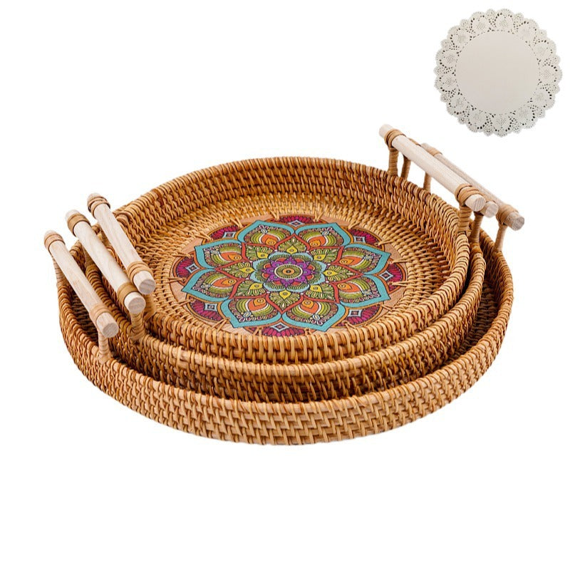 Sonnengeflecht – Handgefertigtes Rattan-Tablett mit Holzgriffen