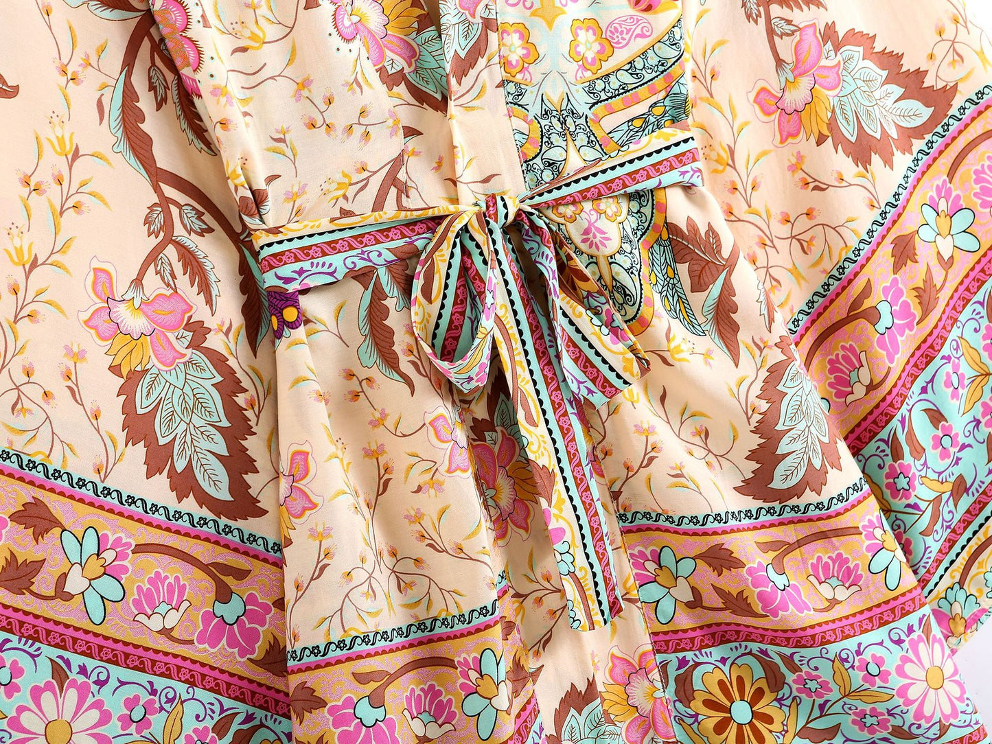 Pastel Blossom: Kurzer Boho-Kimono mit floralem Print & Bindegürtel