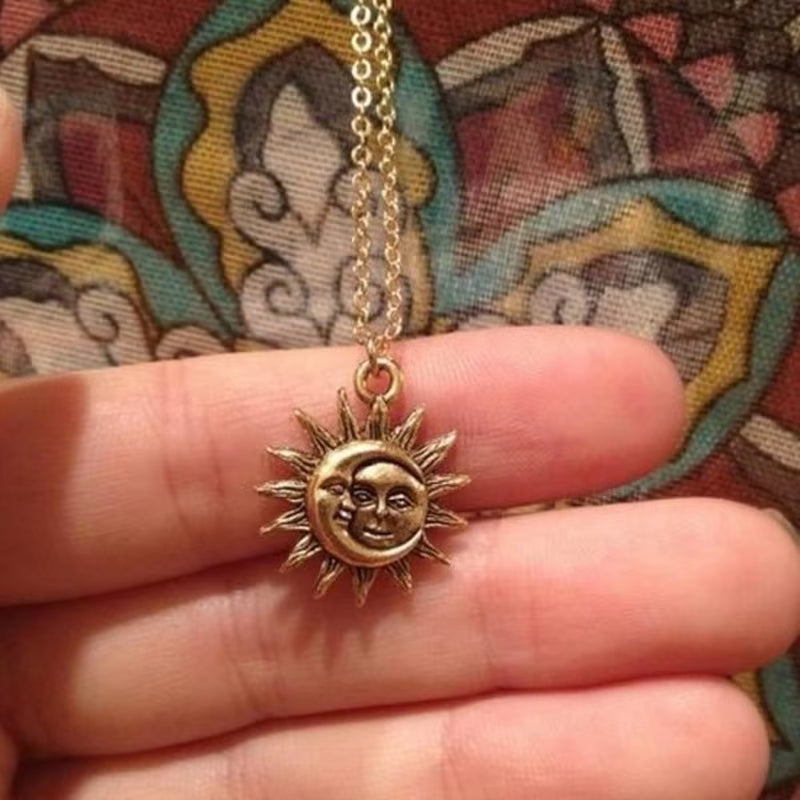 Sun and Moon Necklace für Frauen – Vintage Gold Edelstahl Halskette mit Anhänger, Goth-Inspiration, Trend 2023, Boho BFF Schmuck