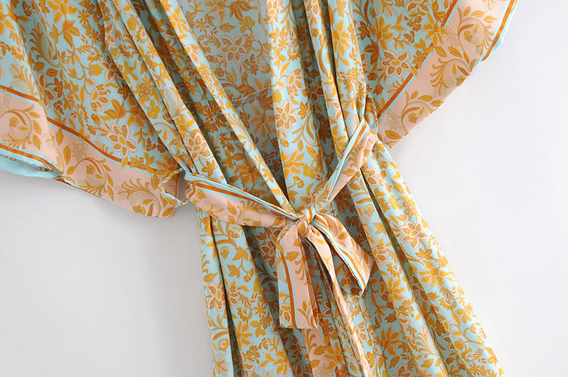 Summer Breeze: Leichte Baumwoll-Robe mit Floral-Print & fließender Silhouette