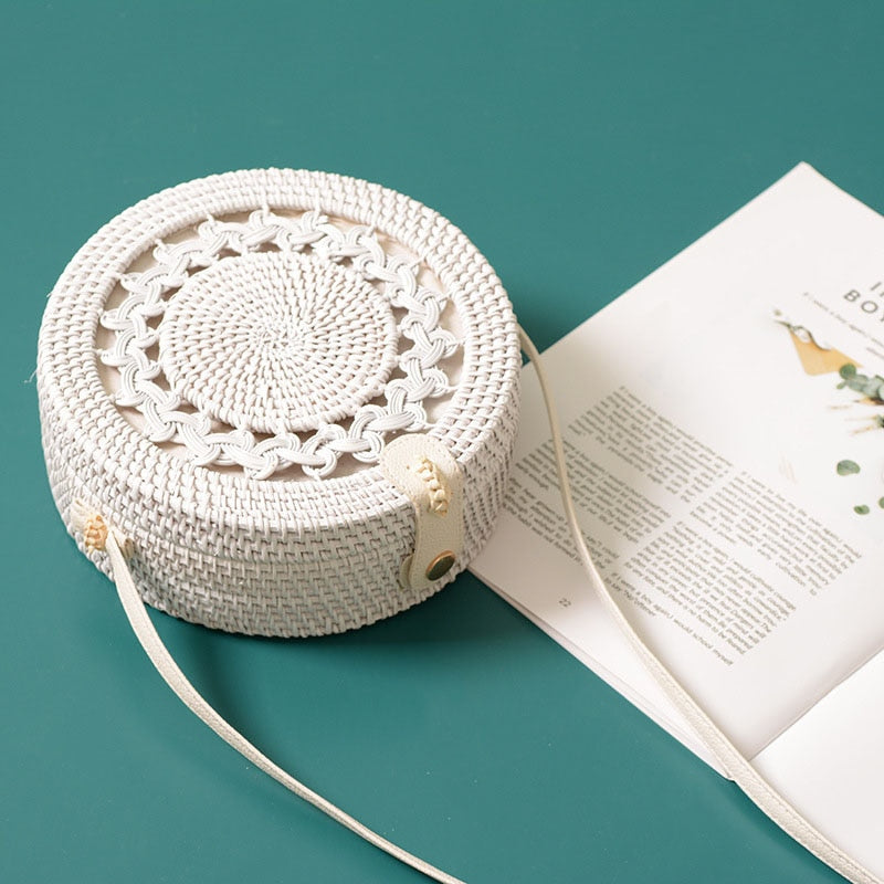White Pearl: Runde Boho-Strohtasche mit kunstvollem Webmuster