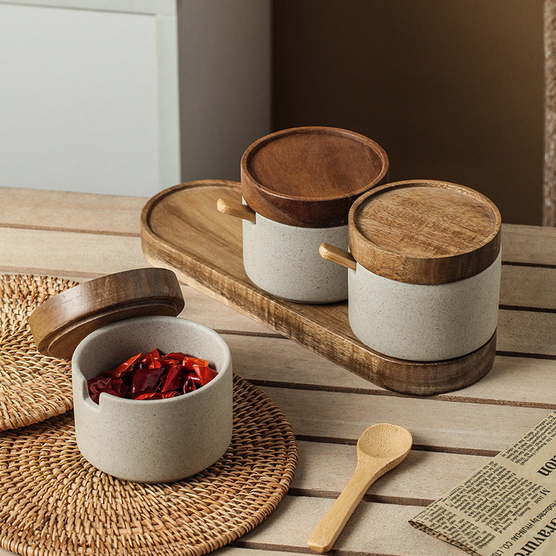 Earth & Wood Spirit: Japanisch inspiriertes Keramik-Gewürzset mit Bambus-Details