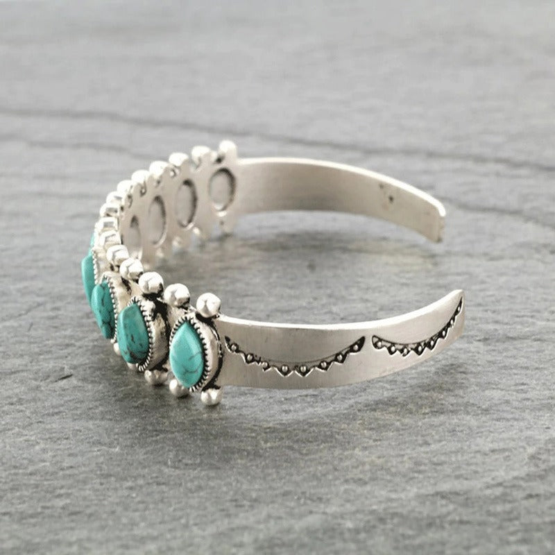 Spirit of Nomad: Antike Ethno-Armspange mit kunstvoller Gravur & Schmucksteinen