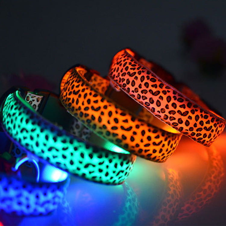 Wild Glow: LED-Sicherheitshalsband im Leopard-Design