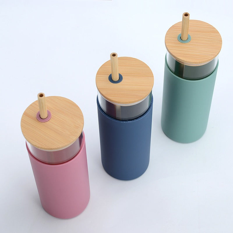 Pure Sip: Nachhaltiger Glasbecher mit Bambusdeckel & Silikon-Sleeve
