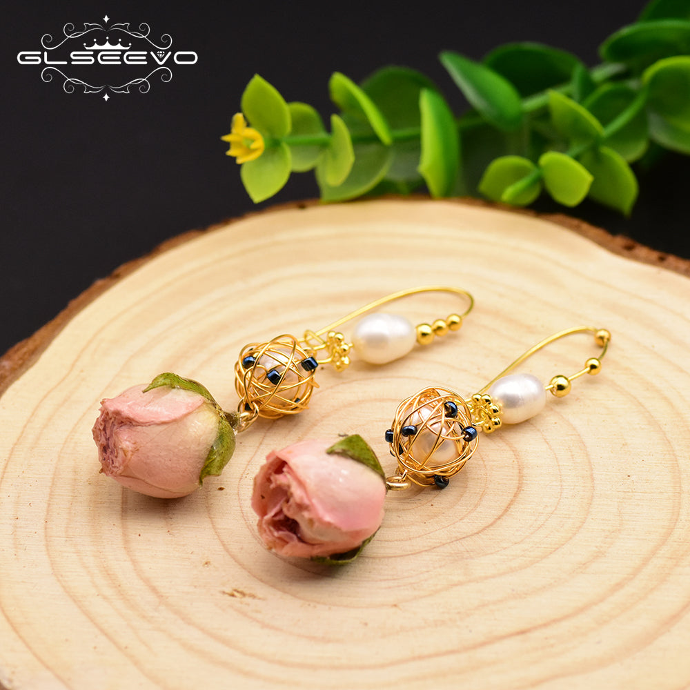 Pearl Vine – Barockperlen-Ohrhänger mit echten Rosenknospen