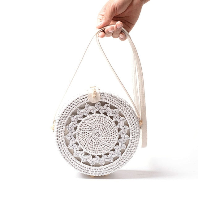 White Pearl: Runde Boho-Strohtasche mit kunstvollem Webmuster