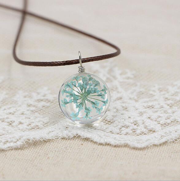 Petal Orb – Handgefertigte Boho-Glückskette mit echten Blüten