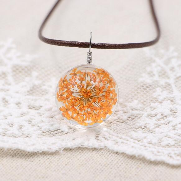 Petal Orb – Handgefertigte Boho-Glückskette mit echten Blüten