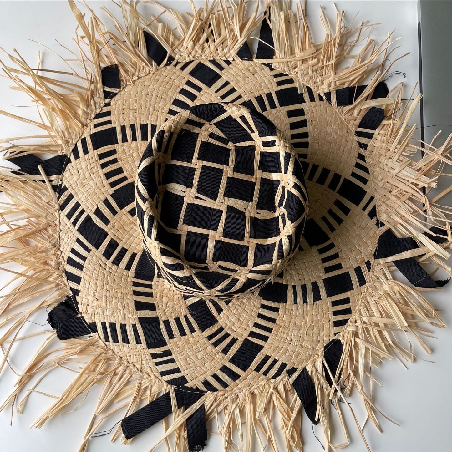 Oversized Boho Strohhut "Wild Sun" – Handgefertigter XL-Sonnenhut mit Fransen & flacher Krone (Größe M)