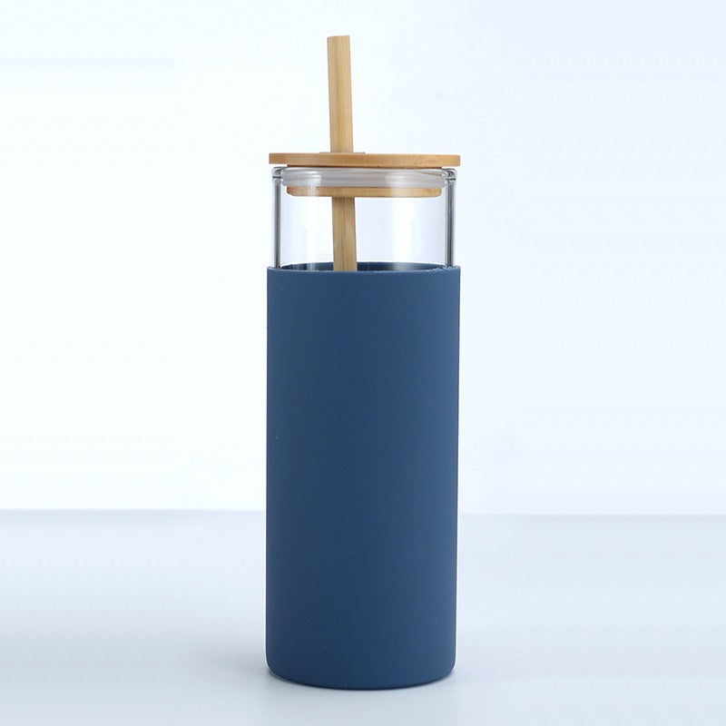 Pure Sip: Nachhaltiger Glasbecher mit Bambusdeckel & Silikon-Sleeve