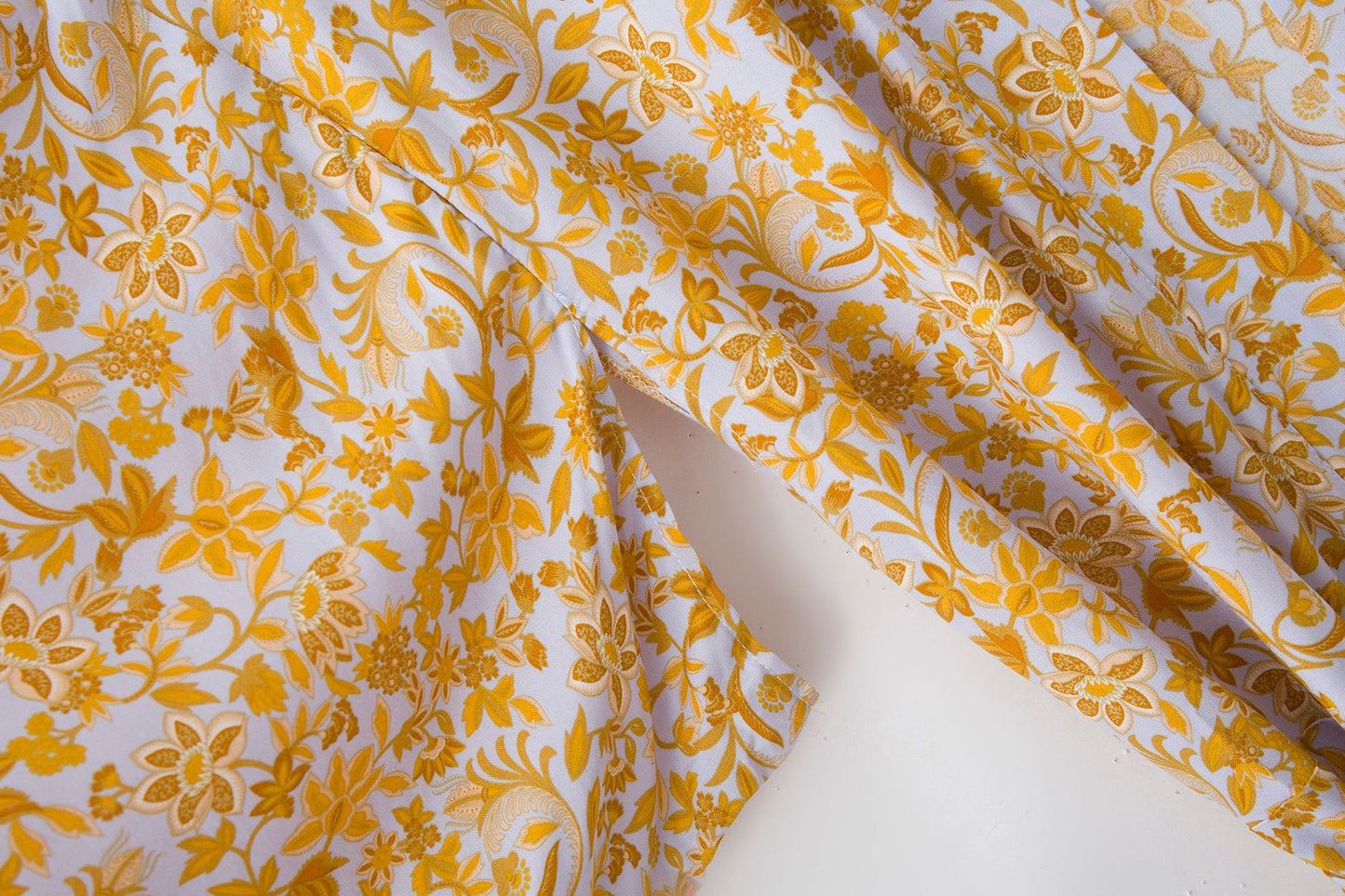 Golden Solstice: Langer Baumwoll-Kimono mit floralem Print & Holiday-Vibe
