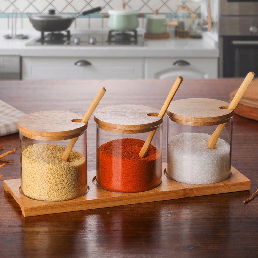 Crystal Clarity: Glas-Gewürzset mit Bambusdeckel & integriertem Holzlöffel