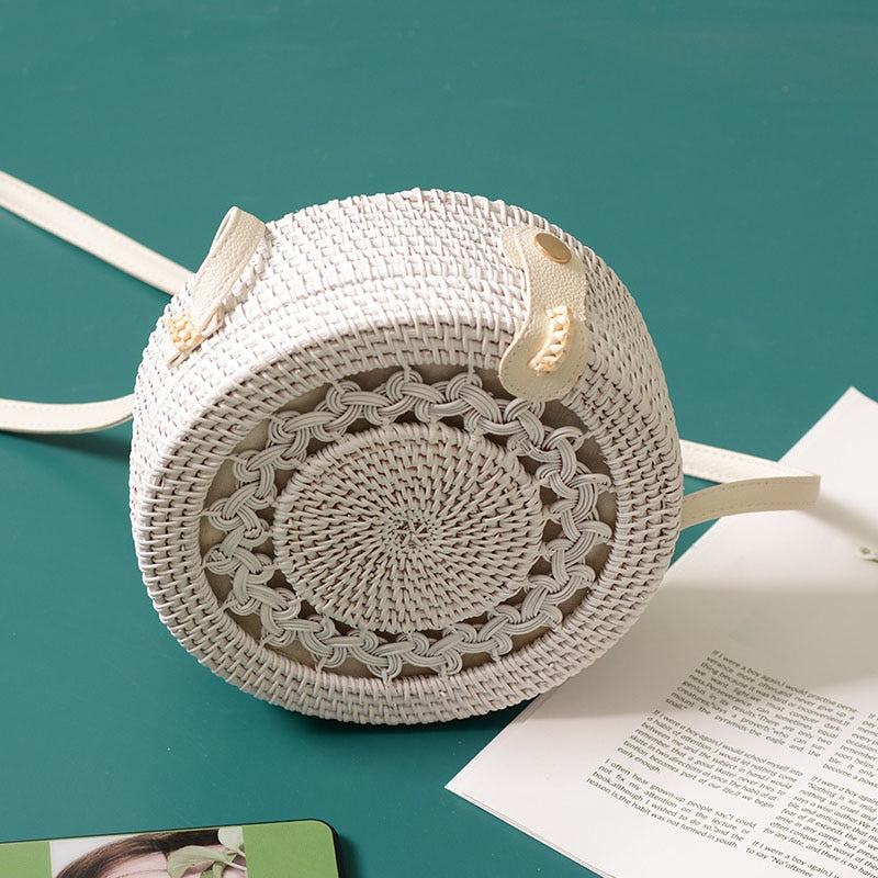 White Pearl: Runde Boho-Strohtasche mit kunstvollem Webmuster