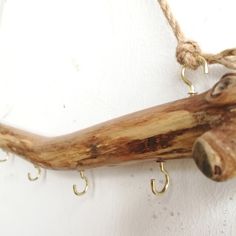 Nature’s Keeper: Rustikale Wandgarderobe aus echtem Treibholz mit Messing-Haken