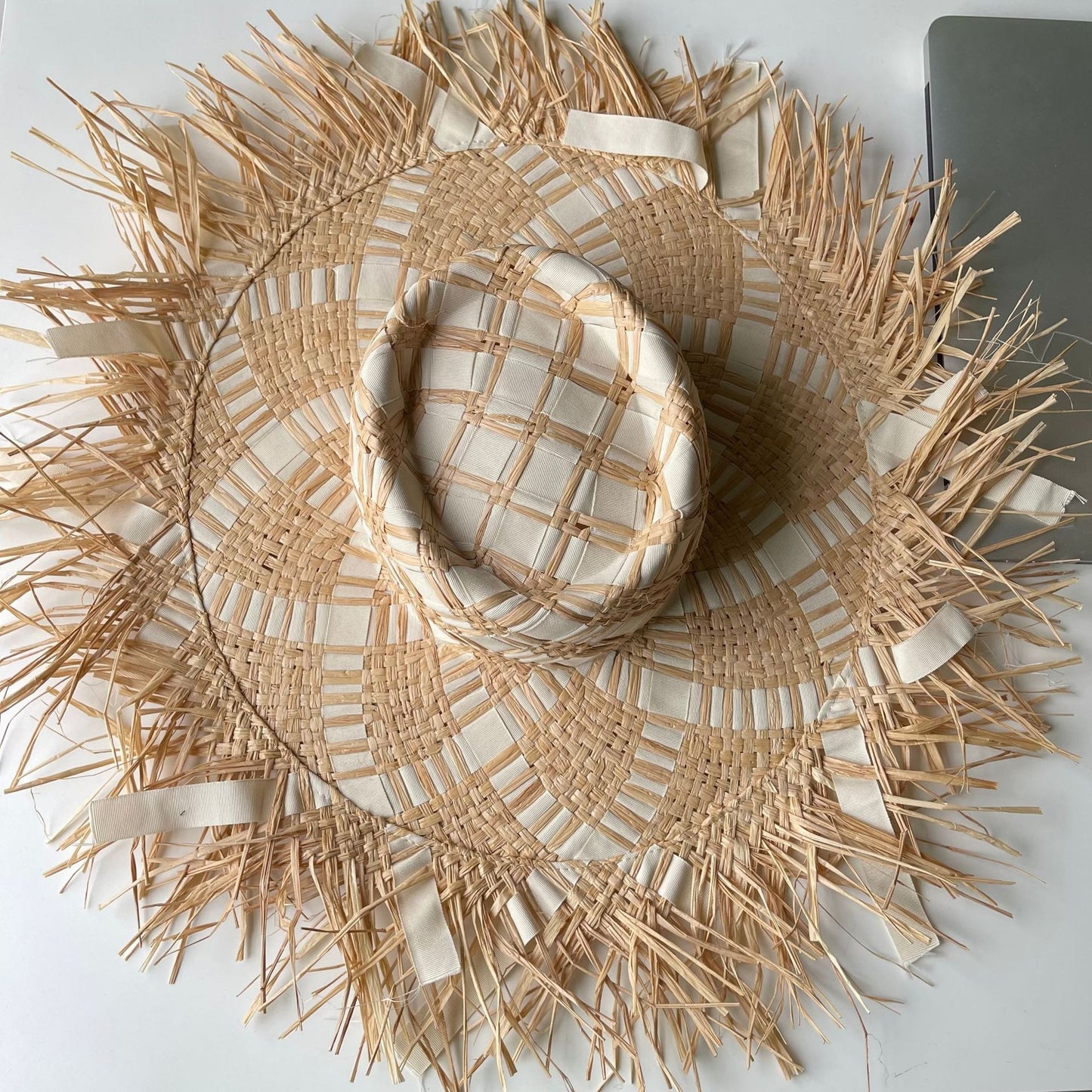 Oversized Boho Strohhut "Wild Sun" – Handgefertigter XL-Sonnenhut mit Fransen & flacher Krone (Größe M)