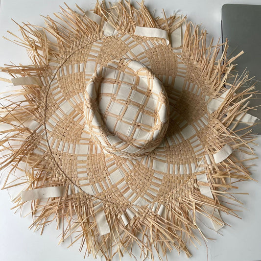 Oversized Boho Strohhut "Wild Sun" – Handgefertigter XL-Sonnenhut mit Fransen & flacher Krone (Größe M)