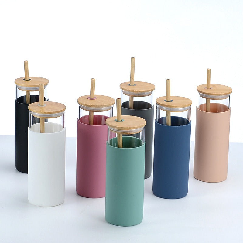 Pure Sip: Nachhaltiger Glasbecher mit Bambusdeckel & Silikon-Sleeve