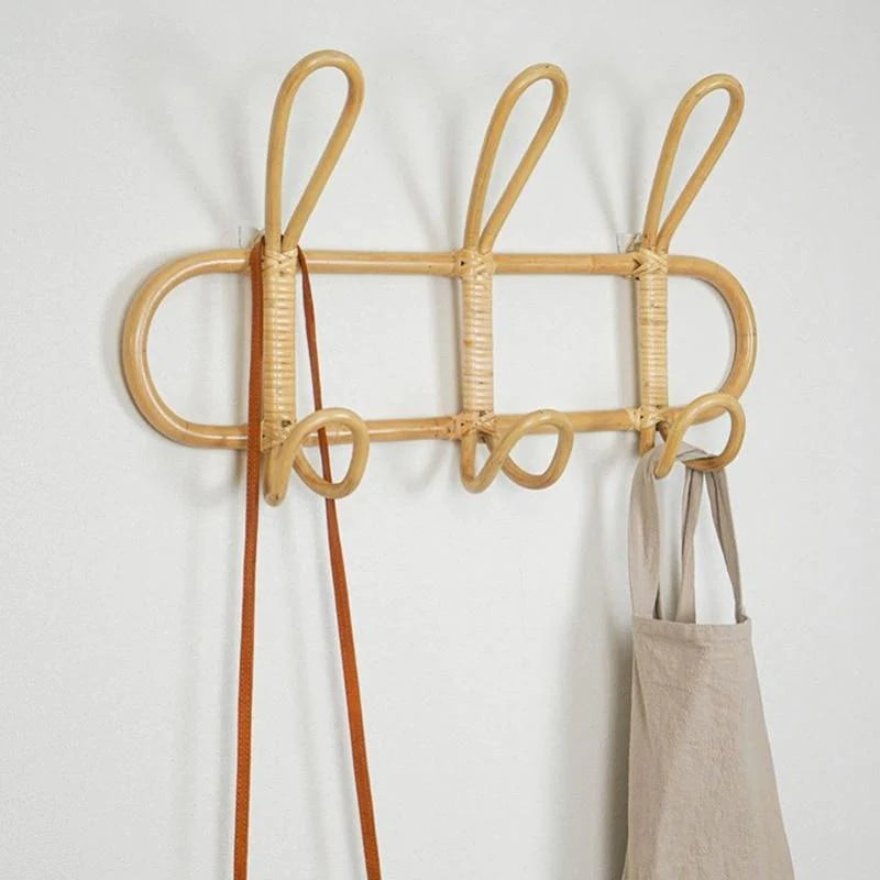 Naturtalent – Handgeflochtene Rattan-Wandgarderobe