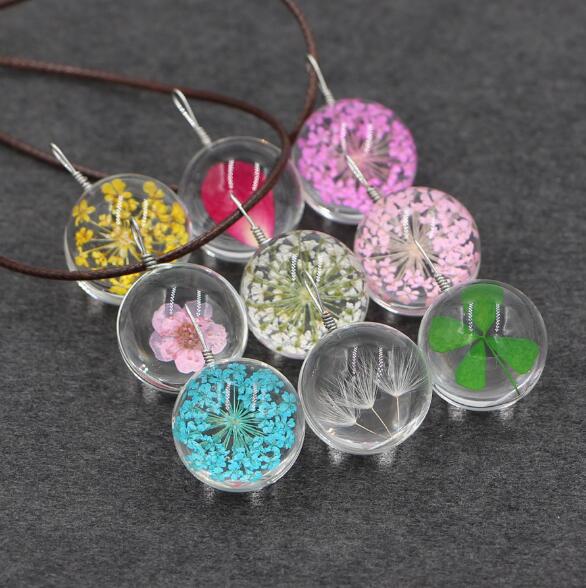Petal Orb – Handgefertigte Boho-Glückskette mit echten Blüten