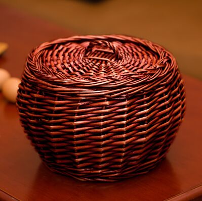 Vintage Harvest: Handgeflochtener Rattan-Korb mit Deckel