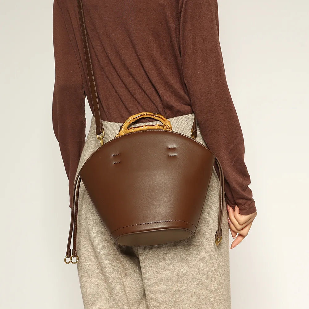 Bambus-Liebe: Strukturierte Bucket Bag aus Superfiber-Leder