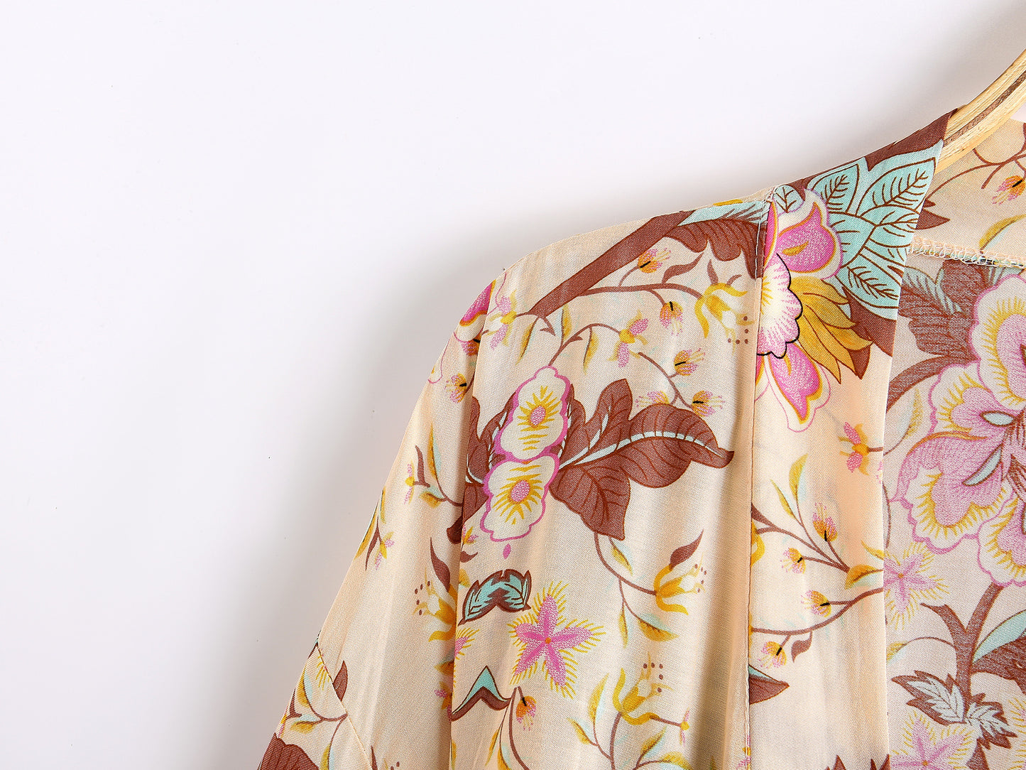Pastel Blossom: Kurzer Boho-Kimono mit floralem Print & Bindegürtel