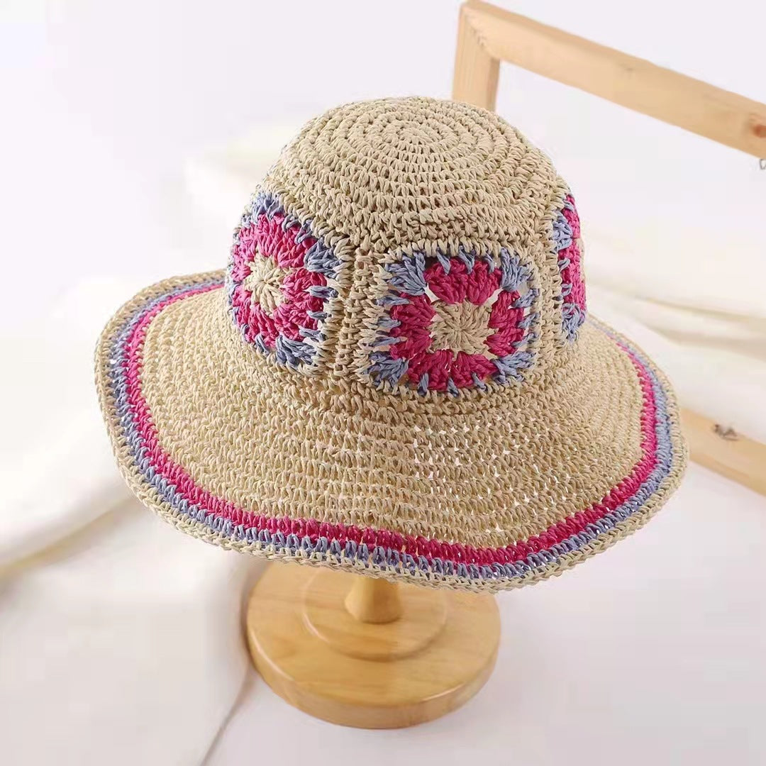 Boho Häkel-Strohhut mit Blumenmuster – Handgefertigter Sonnenhut mit breiter Krempe & Granny Square Akzenten