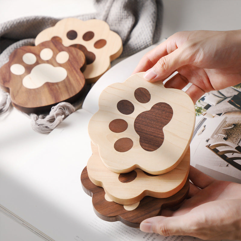 Pawprint Comfort: Handgefertigte Untersetzer aus edlem Massivholz