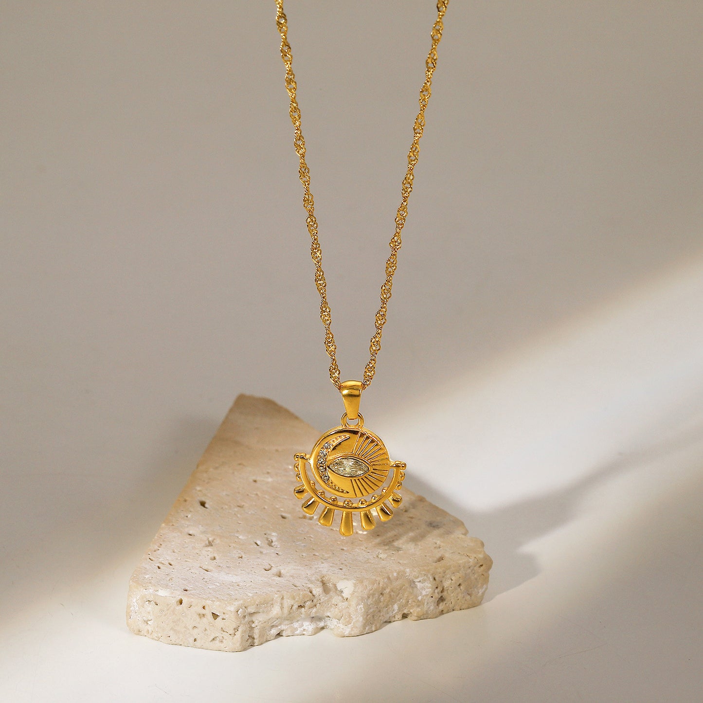 Golden Vision – Mystische Amulett-Halskette (Edelstahl)