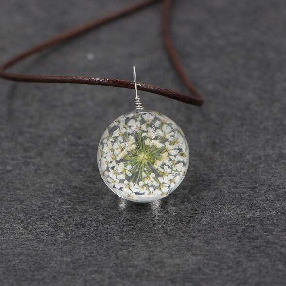 Petal Orb – Handgefertigte Boho-Glückskette mit echten Blüten