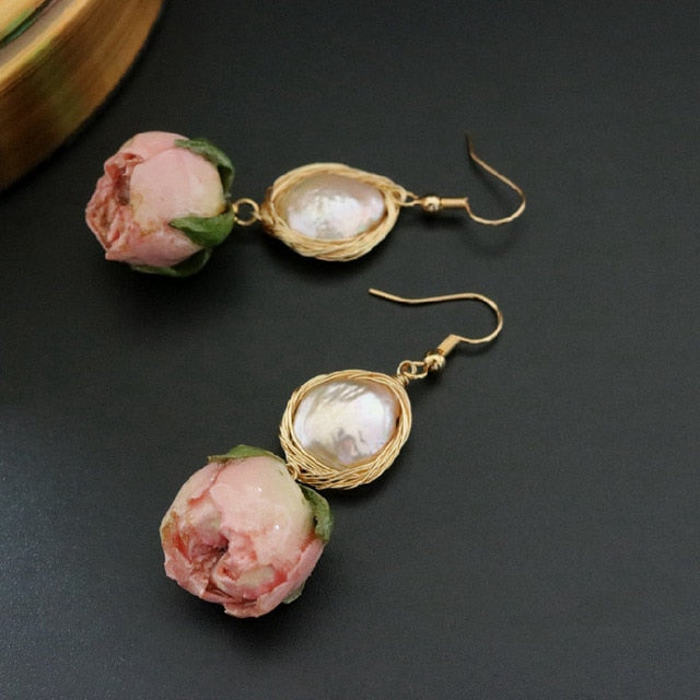 Pearl Vine – Barockperlen-Ohrhänger mit echten Rosenknospen