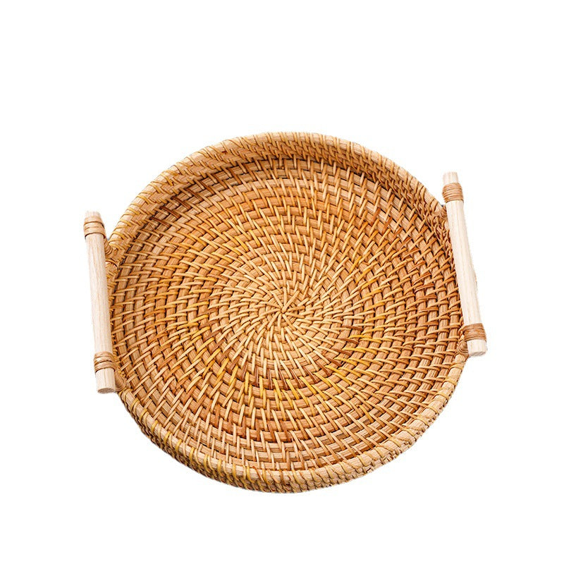 Sonnengeflecht – Handgefertigtes Rattan-Tablett mit Holzgriffen