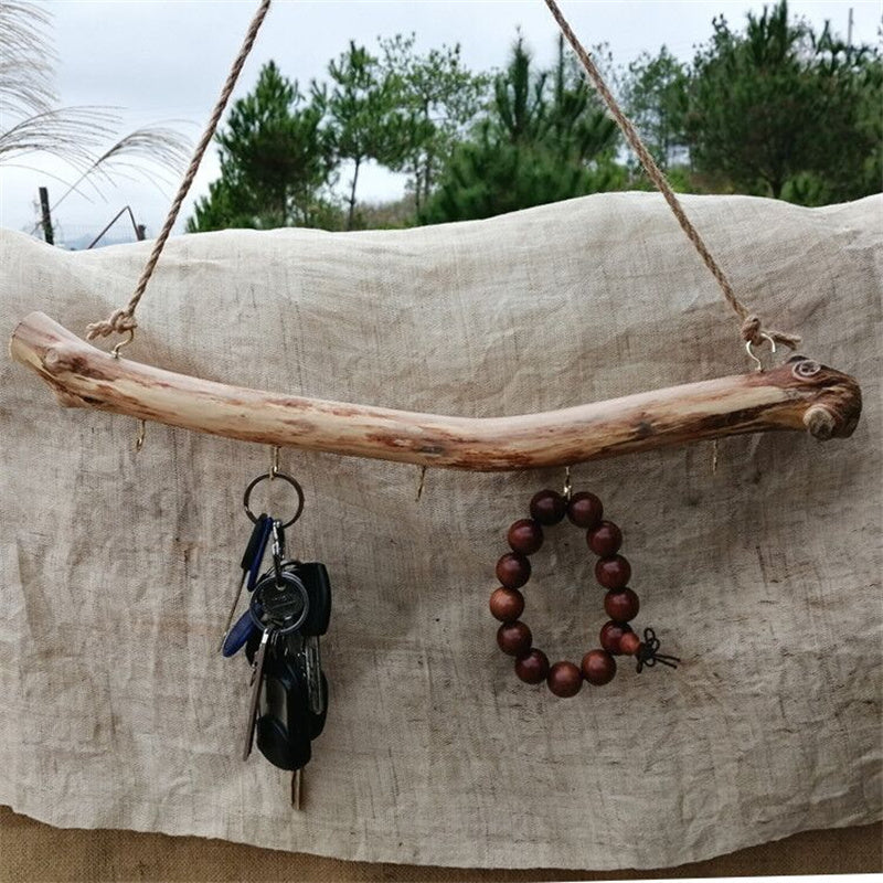 Nature’s Keeper: Rustikale Wandgarderobe aus echtem Treibholz mit Messing-Haken