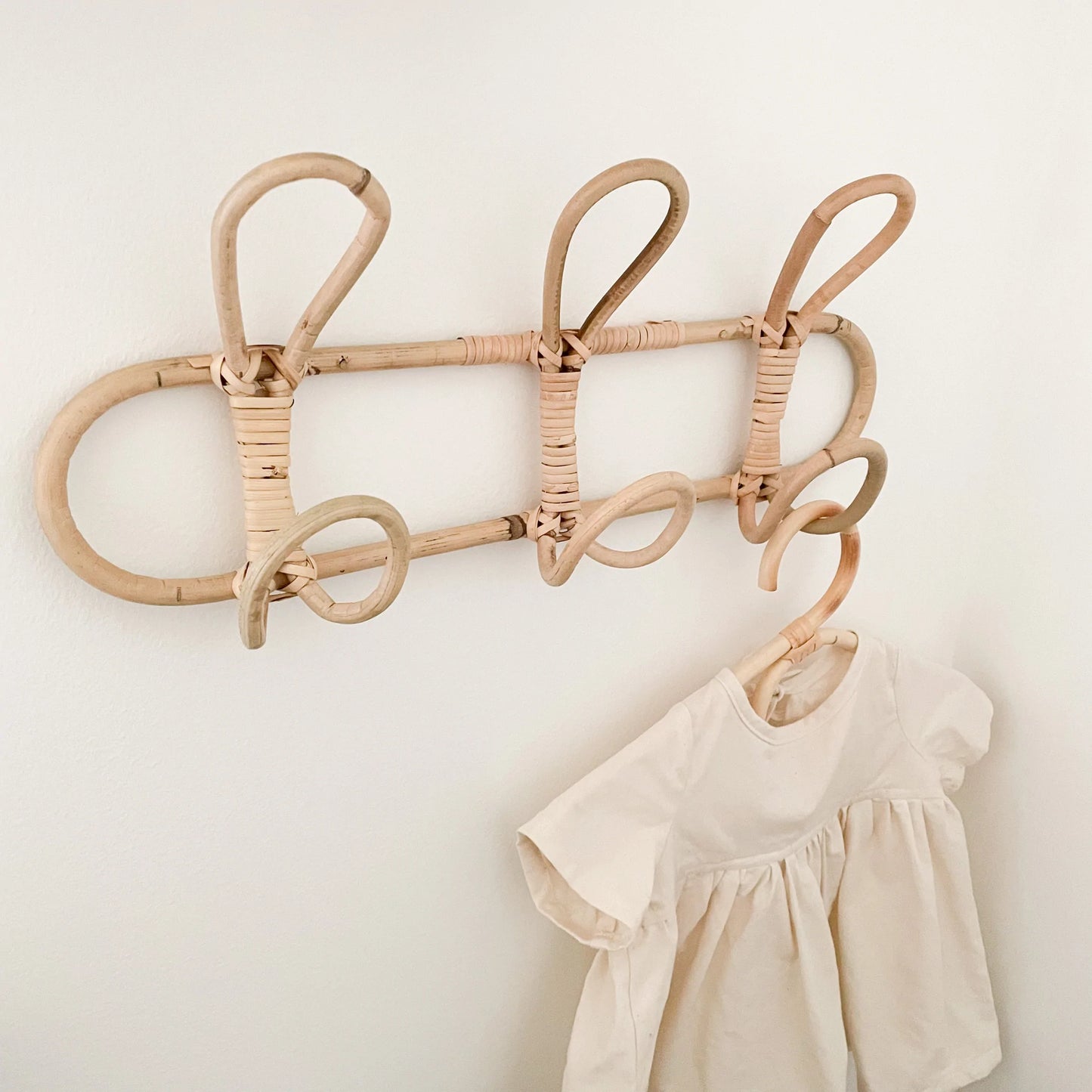 Naturtalent – Handgeflochtene Rattan-Wandgarderobe