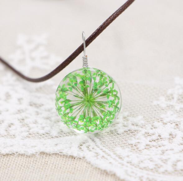 Petal Orb – Handgefertigte Boho-Glückskette mit echten Blüten