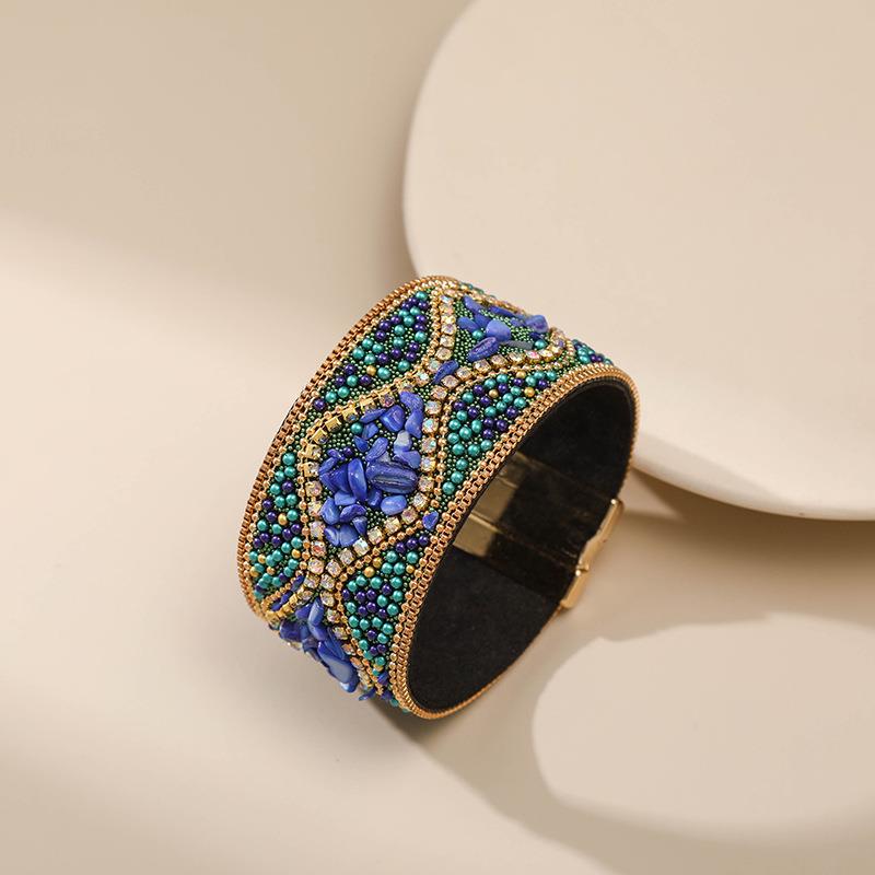 Earth & Glitter: Handgefertigtes Boho-Lederarmband mit Magnetverschluss