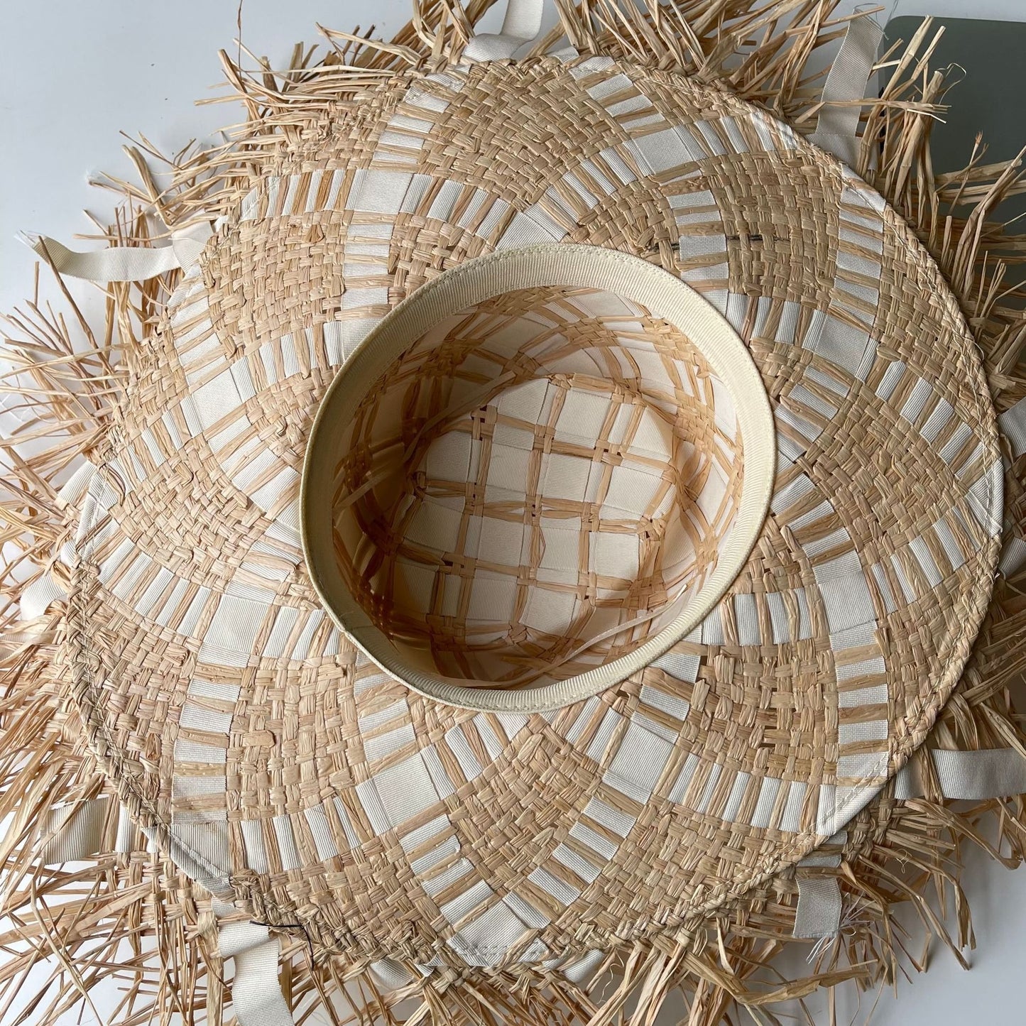 Oversized Boho Strohhut "Wild Sun" – Handgefertigter XL-Sonnenhut mit Fransen & flacher Krone (Größe M)