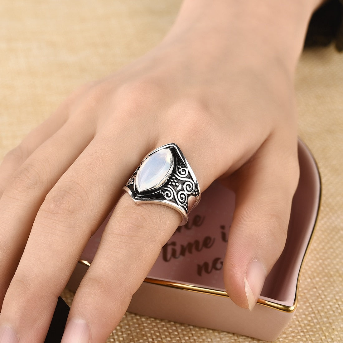 Lunar Glow – Vintage Statement-Ring mit Halbedelstein